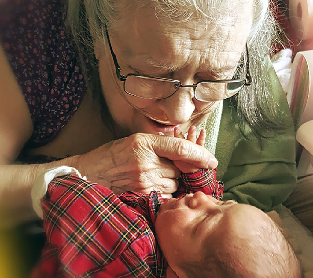 На смъртния си одър бабата е имала късмета да види новороденото си внуче