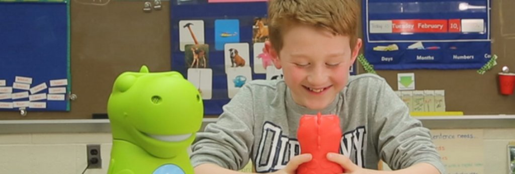 Играчка, с която може да се говори
CogniToys Dino / $120

Досега е имало и други говорещи играчки, но тази ангажира вниманието на децата по смислен начин. Предвидена е за възраст между 5 и 9 години и може да отговаря на серия от въпроси от типа на „Колко далеч е луната?”. Тя е снабдена с wi-fi връзка и се учи от отговорите на децата, помага да усвояват умения и по математика, като им задава дори по-сложни въпроси. Идеята е ученето да се превърне в забавно изживяване. 
