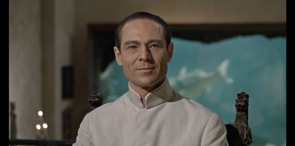 "Доктор Но" (1962) 
Джоузеф Вайсман, канадец от еврейски произход, с помощта на малко, всъщност недостатъчно, грим играе първият филмиран враг на Джеймс Бонд - полунемец, полуяпонец доктор Юлий Но.