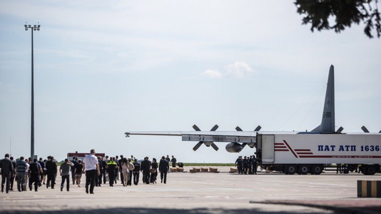 Холандия посреща телата на жертвите от MH17