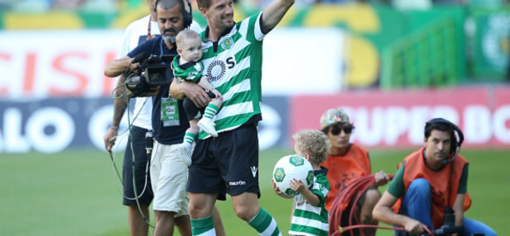 Европейският шампион с Португалия Адриен Силва излезе на терена с двете си дечица