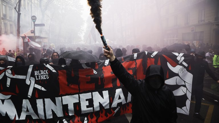 Стотици арестувани, палежи и сълзотворен газ за Деня на труда във Франция