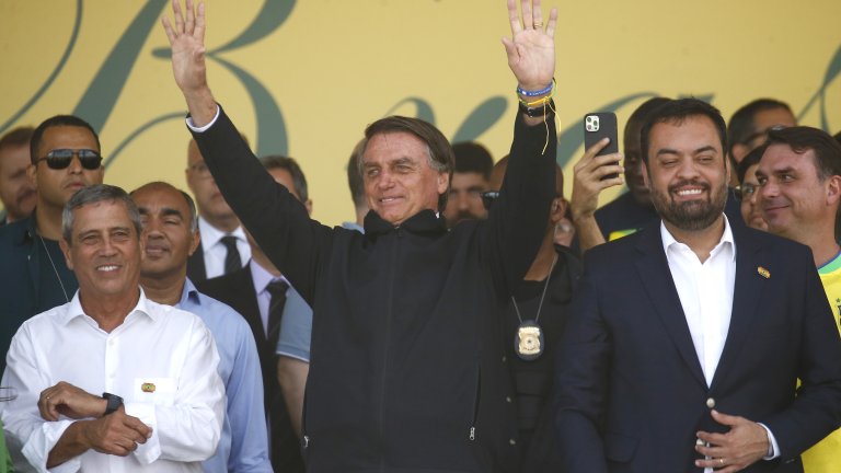 Губернаторът Кастро отляво на бившия президент Жаир Болсонаро