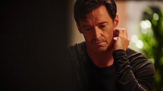 “Синът”
Нова глава от сложните семейни драми на режисьора Флориан Зелер пристига на екран тази есен с филма “Синът”. Премиерата ще е в рамките на фестивала “Синелибри” и обещава още от рутинните психология, роднински конфликти и оплетени взаимоотношения, характерни за Зелер.
Фокусът на историята този път ще се понесе от Хю Джакман, който играе Питър Милър - човек с един развод зад гърба си и 17-годишен син, който се опитва да изгради живота си с ново семейство. Новата перспектива за семейно щастие обаче удря на камък, когато бившата съпруга на Питър - Кейт (Лора Дърн) се появява на прага му и прехвърля отговорностите за непокорния им син тийнейджър.
Героят на Джакман е принуден да помири миналото с настоящето си, без да се развежда втори път.