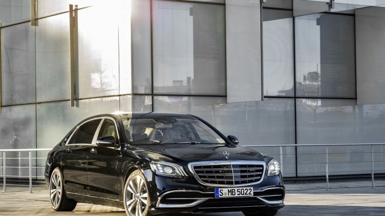 На изложението в София може да се види и обновената S-класа на Mercedes-Benz във версията S 400 d 4Matic L. В оборудването на флагмана на марката са включени както нови, така и познати, но подобрени системи за безопасност и асистенти на водача. Сред тях са иновацията за автономно движение с възможност за престрояване и "общуване" с други превозни средства на пътя, както и функция за автоматично паркиране. Тя може да се активира от смартфона, като не е нужно шофьорът да бъде в колата.