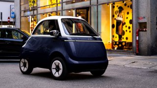 Нещо като BMW Isetta, нещо като четириколка, нещо като... Microlino