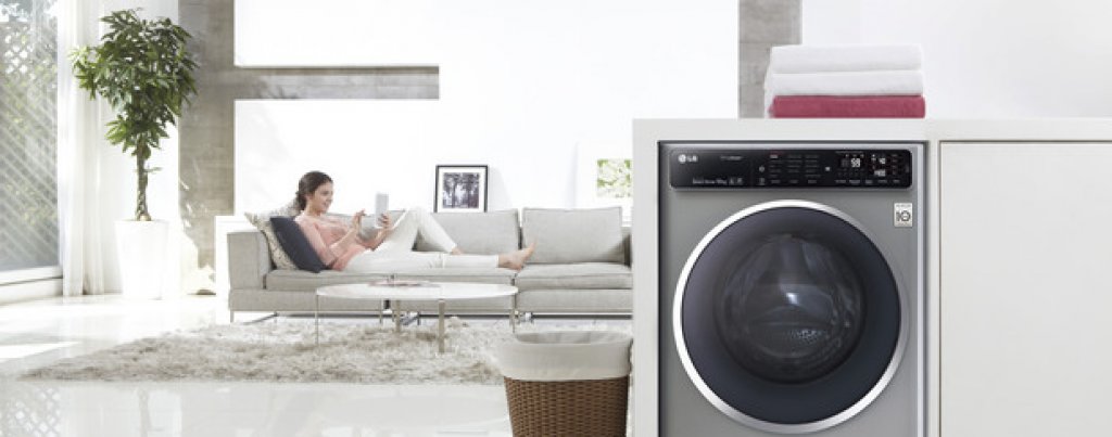 Една от тайните е системата Jet Spray, която впръсква чиста вода върху дрехите в продължение на около 120 секунди в края на пералния цикъл и така намалява използваната вода с 40 процента.