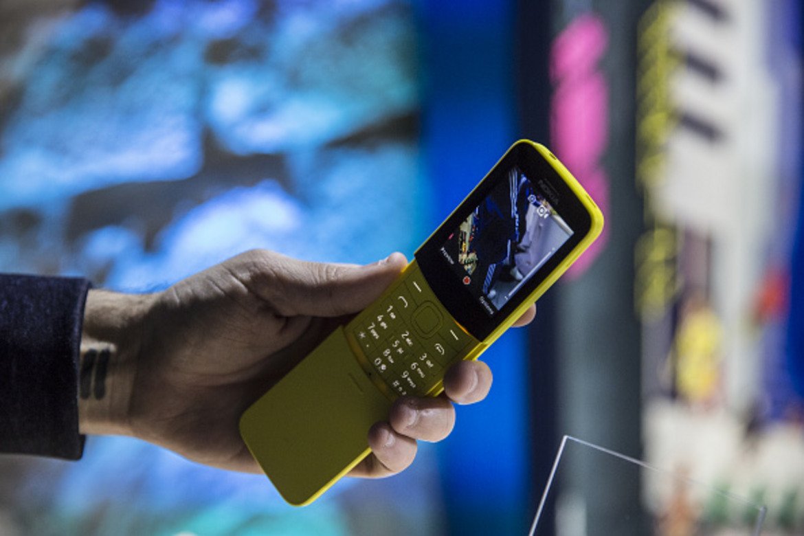 Nokia 8110 Banana phone

Откакто HMD Global купиха марката Nokia и отново започнаха да я предлагат на пазара, в компанията едва ли са съжалявали за решението си дори и за секунда. С комбинация от носталгия, каквато видяхме например при новия 3310, и евтини Android телефони с добри технически спецификации, те успяха да достигнат 1% от световния пазар на мобилни устройства. 

Сега на малкия щанд, който имат на MWC в Барселона, е лудница, но макар компанията да представя пет нови модела, сред които и флагмана Nokia 8 Sirocco, най-голям интерес предизвиква модерният вариант на емблематичния Nokia 8110 от 1996 година. Телефонът, станал известен в ръцете на Нео от "Матрицата" e отново тук, този път в ярко жълто, в почет на прякора си - телефонът-банан. 

Откъм софтуер телефонът е доста орязан и се задвижва на нещо наречено Smart Feature OS, но въпреки това включва повече неща от това, което бихте очаквали от телефон с бутони. Сред тях са 4G мобилен интернет, а в бъдеще и Facebook и Twitter приложения, както и варианти на Google Assistant, както и Google Maps. 

Обявената цена е 79 евро, което са джобни пари в замяна на погледите на хората наоколо, когато извадите жълтия телефон и отворите слайдъра. Все още не е ясно дали ще пристигне официално в България, но предвид това, че 3310 се продаваше, макар и с малко забавяне, предполагаме, че скоро ще можете да си го купите.
