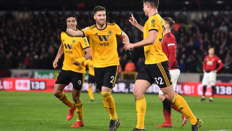 Играчите на Уулвс празнуват автогол на Смолинг, който съвсем закопа Юнайтед и причини загубата