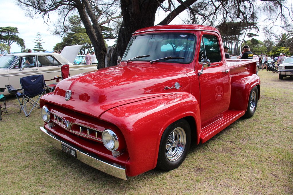 Ford F-100 от 1953 г.
Второто поколение от серията F обаче се оказва невероятен хит. Пикапът F-100 става популярен сред всички възрасти и е харесван от широката публика по начин, който от Ford като че ли не са очаквали. Няма точна информация колко модела от F Series са продадени, но със сигурност са едни от най-предпочитаните коли в САЩ в средата на XX век.