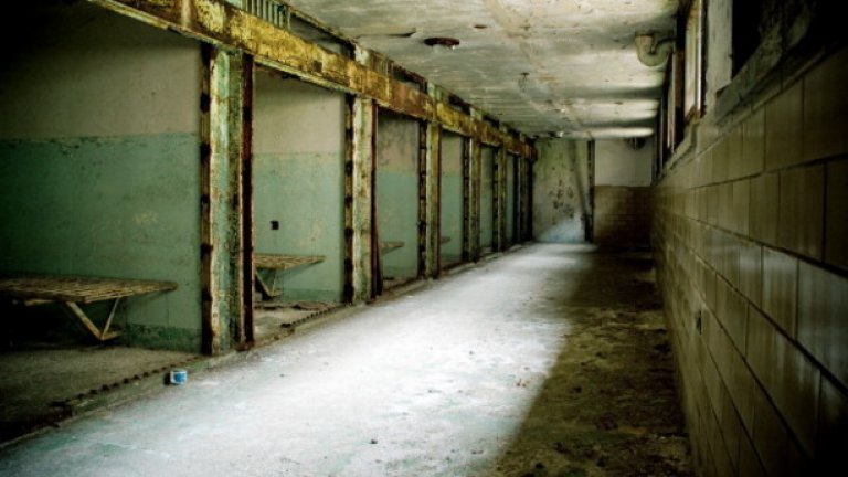 Вместо да бъдат приети в психиатрични болници, стотици хиляди психично болни се оказват в затвора. Там те са подложени на брутален тормоз, като някои от тях умират