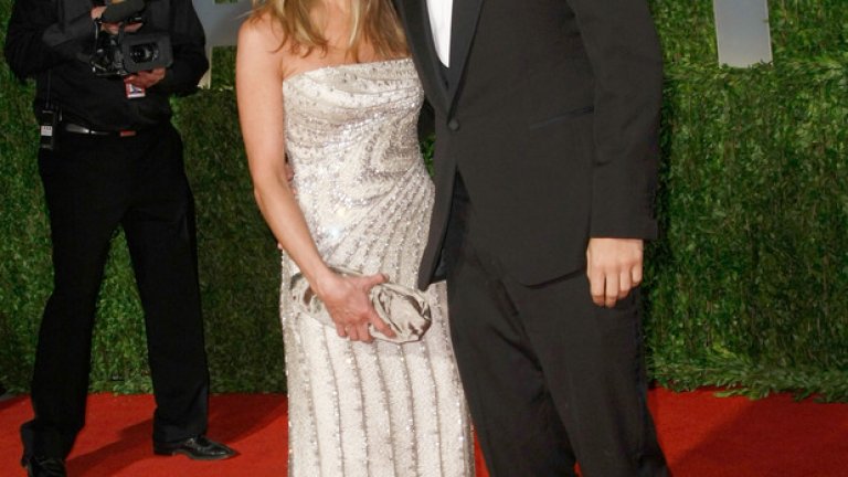 Дженифър Анистън и Джон Мейър. Те имат осем години разлика, а връзката им, която ту започваше, ту приключваше, намери своя окончателен край през 2009-а година.