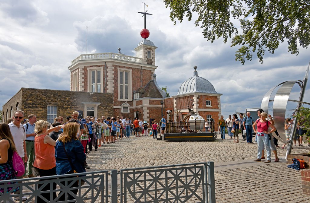 Tourists_taking_pictures_at_Prime_Meridian_monument,_Greenwich_Observatory,_London
