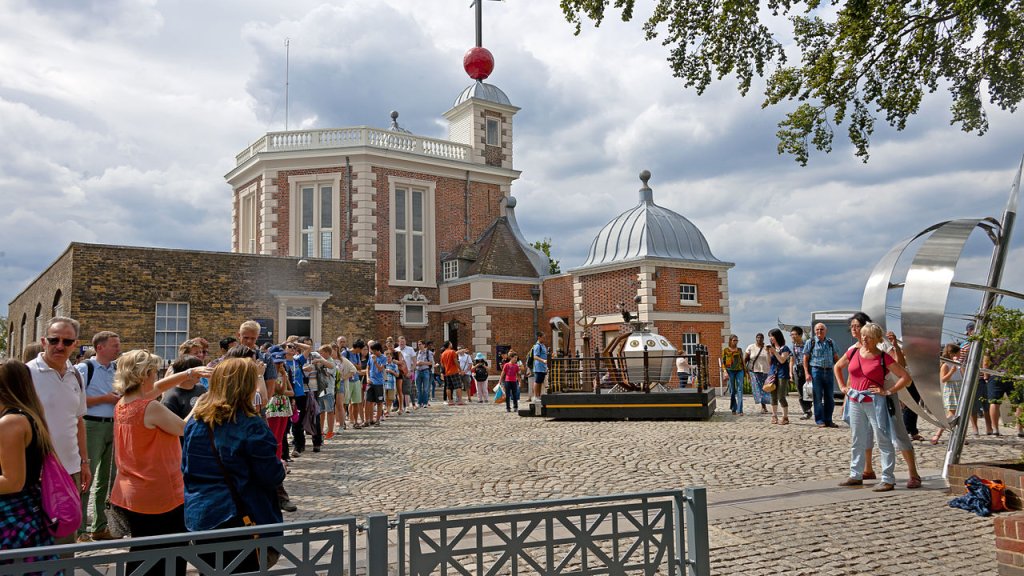 Tourists_taking_pictures_at_Prime_Meridian_monument,_Greenwich_Observatory,_London