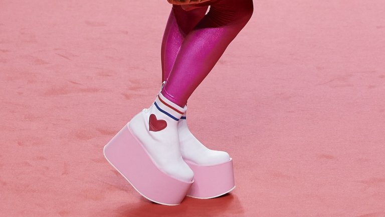 И докато сме на платформи... 
Има модерно решение и за онези, които не си падат по токовете - цяла платформа, наричана също "флатформа" (от английското flat – плосък). Дали ще са изцяло равни, или леко задигнати при петата, важното е да сте на поне пет сантиметра от земята. Това важи и за сандали, и за обувки. А относно комбинирането им - имате пълна свобода, защото ги виждаме и с чорапи, и на босо, и с поли, и с панталони. Има и по-изчистени модели, с които да съчетаете офис облекло например, а също и спортно-елегантни такива, върху които да сложите късите си панталони в жегата.