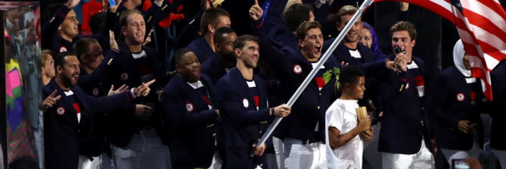 Завърналият се плувец и олимпийска легенда Майкъл Фелпс поведе американската делегация със знамето в ръка