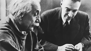 Einstein_oppenheimer