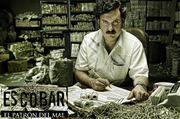 Pablo Escobar: El Patrоn del Mal

Ако сте изгледали целия първи сезон на Narcos  твърде бързо, а искате да знаете повече за Пабло Ескобар, гледайте този колумбийски сериал, чийто последен епизод беше излъчен през 2012 година. Това шоу е по-исторически достоверно в представянето на известния наркобос и покрива важни моменти от живота му, започвайки още от детството му, прекарано в бедност и стига до опита му да избяга от затвора. 
