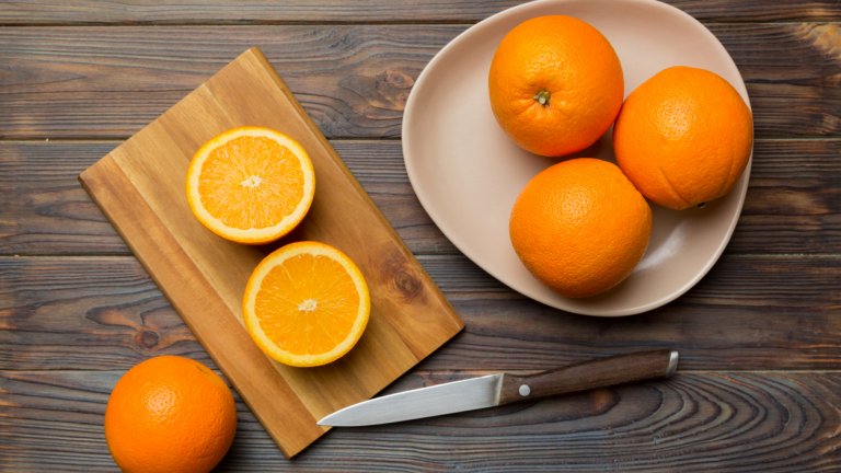 Портокали

Както всички цитрусови плодове, портокалите са с ниско съдържание на калории, но с високо съдържание на витамин С и фибри. Освен това са доста засищащи.

Въпреки че много хора предпочитат да си правят фрешове, науката е установила, че яденето на цели плодове - вместо пиенето на сокове - е по-добрият вариант при процес на отслабване, тъй като по-този начин се приемат по-малко калории.