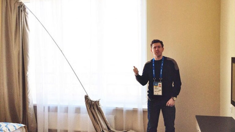 Журналист от CNN позира в хотелската си стая