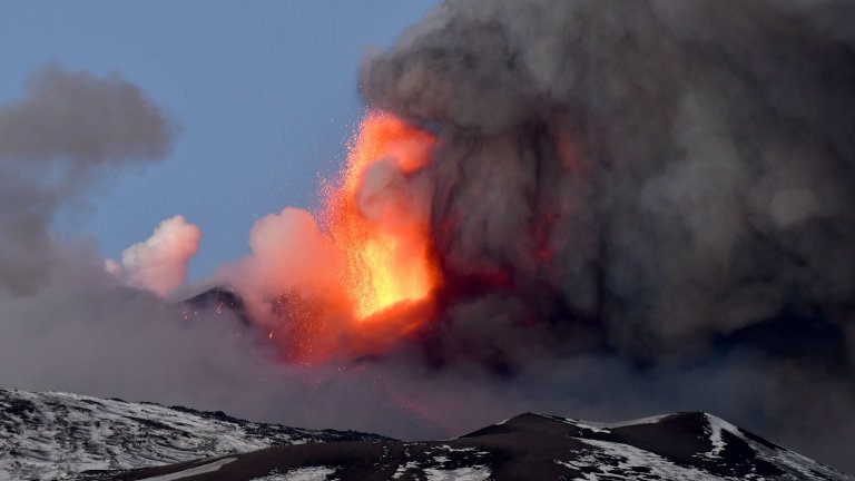 Вулканът Етна изригна отново, затвориха близкото летище (снимки)