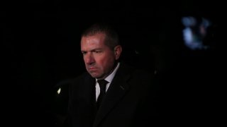 Според съпруга на Севделина Арнаудова твърди, че полицаите са търсили доказателство за връзка между нея и Васил Божков