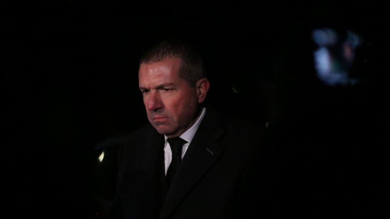 Според съпруга на Севделина Арнаудова твърди, че полицаите са търсили доказателство за връзка между нея и Васил Божков