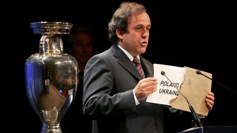 Президентът на УЕФА Мишел Платини отново предупреди английските клубове, че харчат твърде много