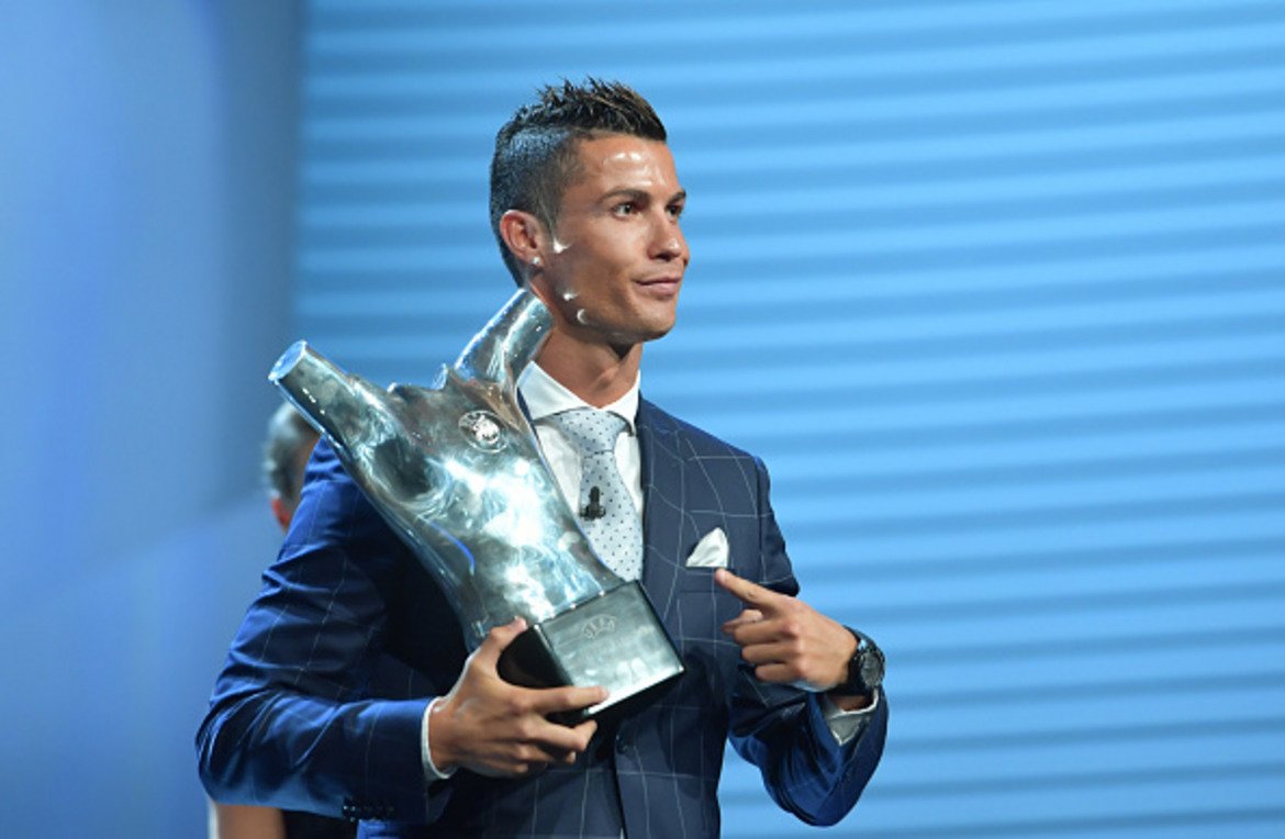 25 август 2016 г. -
 Играч №1 на Европа на УЕФА
Изпревари в гласуването други две големи звезди от европейското - съотборника си Бейл и Гризман от Атлетико, за да си върне трофея, който спечели за пръв път през 2014-а.