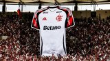 Плакат на стадион „Маракана“, изобразяващ тениска на Flamengo с логото на Betano отпред