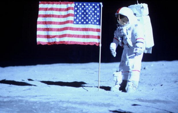 Скафандри на Крис Гилман са използвани за минисериала на HBO "От Земята до Луната"
