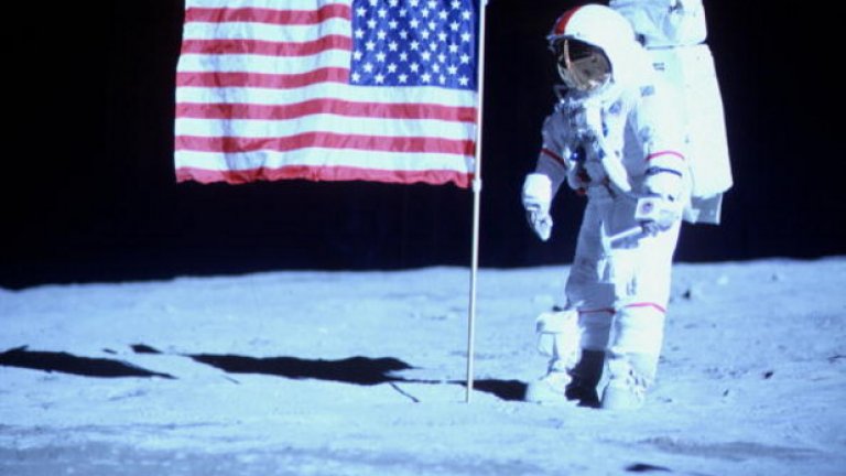 Скафандри на Крис Гилман са използвани за минисериала на HBO "От Земята до Луната"
