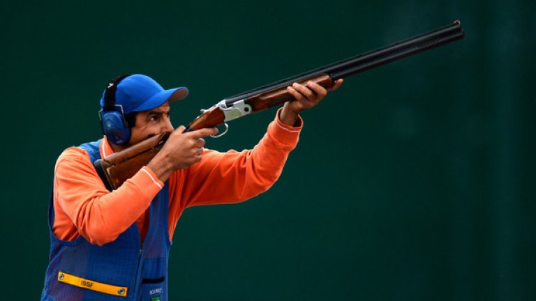 Ал-Рашиди трябва да направи бърз избор за спортно облекло, защото неговата родна федерация е наказана и той не можеше да носи отличителните й символи.