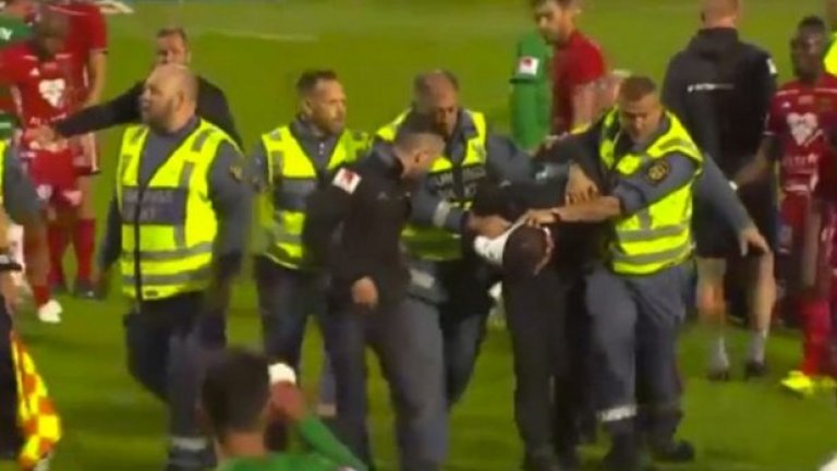 Полицията арестува 17-годишния нарушител след инцидента по време на срещата между Йонкьопинг Содра и Йостерзунд.