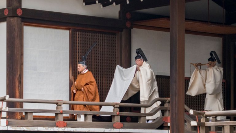 85-годишният монарх предава властта на сина си Нарухито