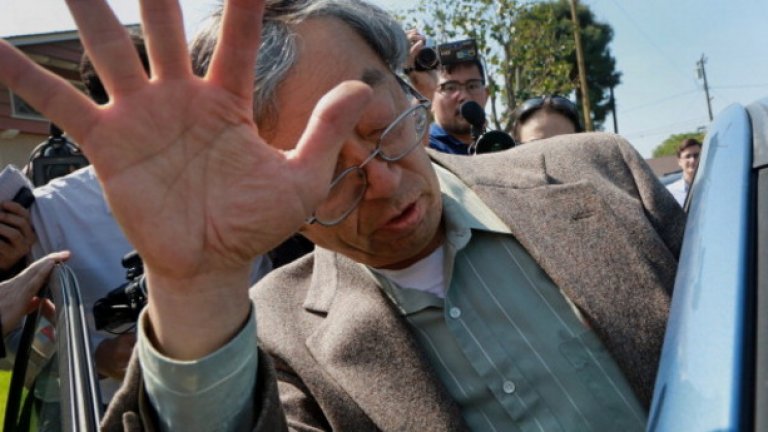 През март в предградията на Темпъл сити, Калифорния, домът на един притеснен пенсионер беше обсаден от тълпа журналисти, обстрелващи го с въпроси за виртуалната валута.
64-годишният Дориан Накамото бе идентифициран от Newsweek като човека, измислил Bitcoin - в публикация, която скоро бе опровергана - подобно на предишните опити да бъде разкрит подвизаващият се под псевдоним изобретател Сатоши Накамото.