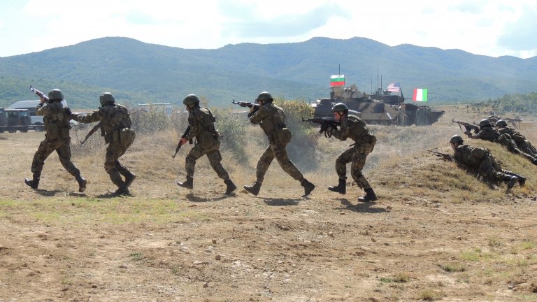 Притесненията на пожарникарите и военните са пламъците да не стигнат до невзривени боеприпаси на територията на полигона