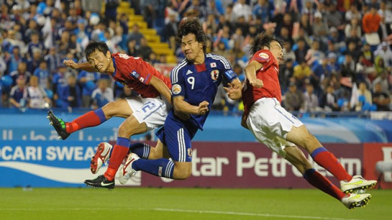 Атрактивен момент от епичния спектакъл, който предложиха Япония и Южна Корея на полуфинала за Купата на Азия