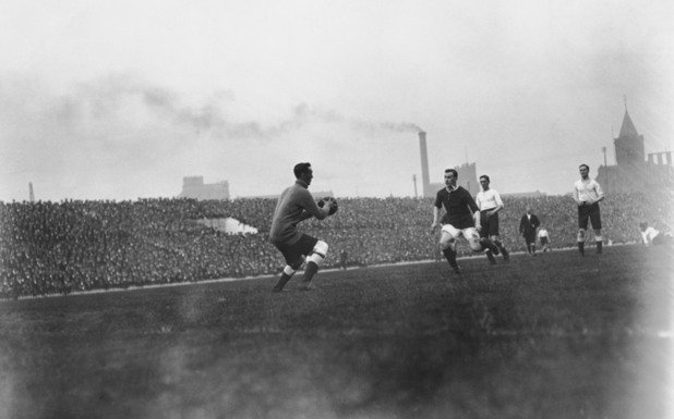 Манчестър Юнайтед - Ливърпул 3:4, Първа дивизия (19.02.1910 г.)
Юнайтед пропилява аванс от три гола, за да загуби дербито. Мачът е забележителен и с това, че е първият в историята, който се играе на "Олд Трафорд".