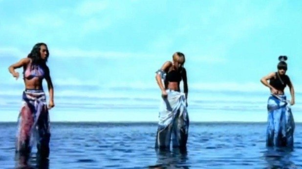 1995: TLC - Waterfalls

Момичешкото трио TLC премина през доста перипетии след излизането на големия им хит. Още същото лято, в което Waterfalls се въртеше навсякъде, те обявиха, че са разорени и имат няколко милиона дългове. 7 години по-късно една от тях - рапърката Лиса Лопес, загина при катастрофа. 

Така TLC не са издавали албум от 2002 г., но останалите две певици Тайон Уоткинс и Розонда Томас поддържат групата жива. Наскоро те направиха доста успешна Kickstarter кампания за финансиране на последен албум под името TLC, който се очаква в близко бъдеще