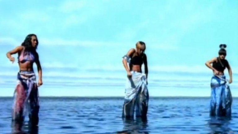 1995: TLC - Waterfalls
Момичешкото трио TLC премина през доста перипетии след излизането на големия им хит. Още същото лято, в което Waterfalls се въртеше навсякъде, те обявиха, че са разорени и имат няколко милиона дългове. 7 години по-късно една от тях - рапърката Лиса Лопес, загина при катастрофа. 
Така TLC не са издавали албум от 2002 г., но останалите две певици Тайон Уоткинс и Розонда Томас поддържат групата жива. Наскоро те направиха доста успешна Kickstarter кампания за финансиране на последен албум под името TLC, който се очаква в близко бъдеще