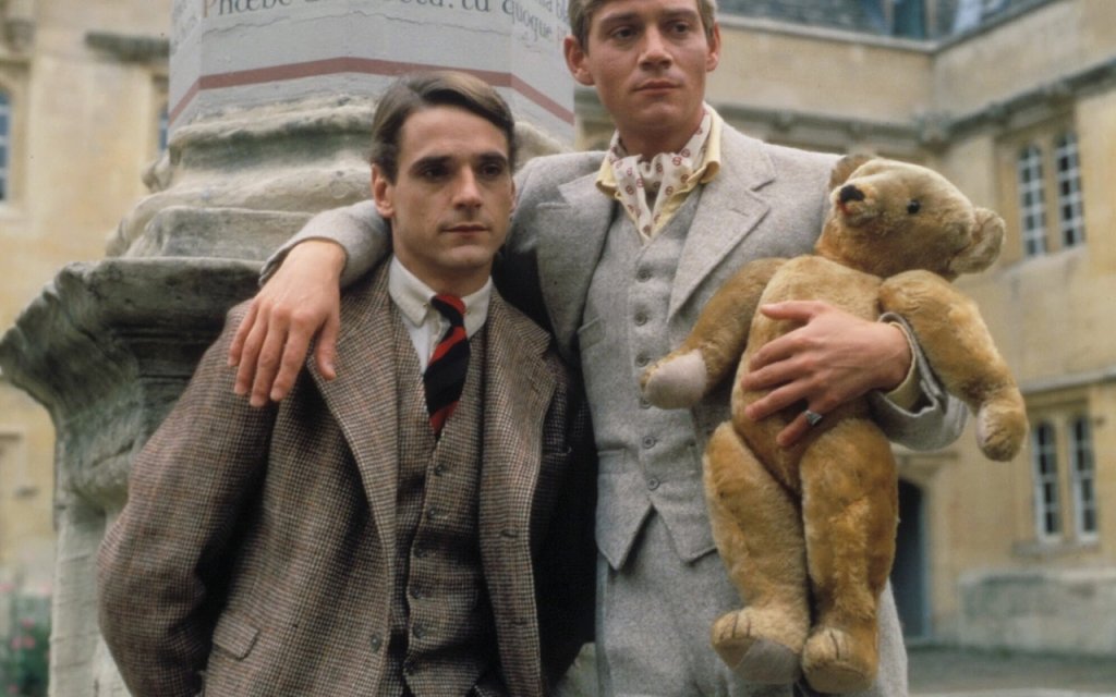 \"Завръщане в Брайдсхед\" (Brideshead Revisited, 1981-)  
Сериал за младата английска аристокрация. Младежите, които са синове на лордовете и другите благородници, учат литература, история и политика в Оксфорд. Джеръми Айрънс е млад, красив и невинен