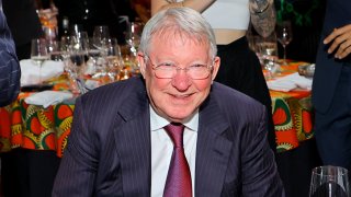 Обяснено: Защо сър Алекс ще получи медал с 40 години закъснение