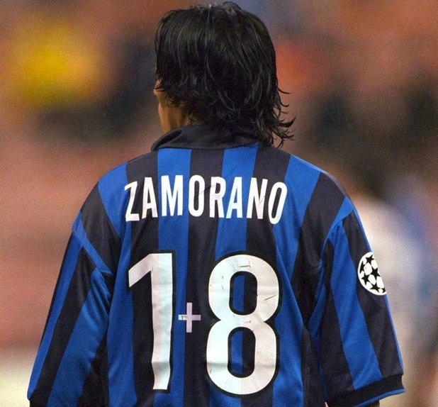 Иван Саморано пристигна в Интер през 1996 г. и искаше да носи "деветката", но тя бе заета от Роналдо. Чилийският голмайстор взе №18 и сложи едно плюсче между двете цифри.
