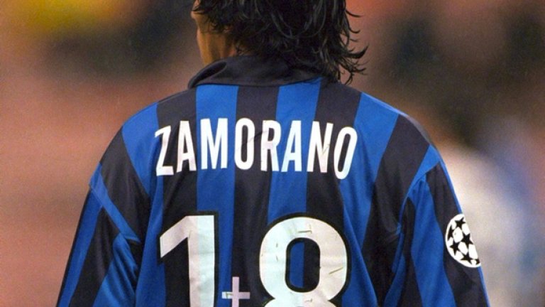 Иван Саморано пристигна в Интер през 1996 г. и искаше да носи "деветката", но тя бе заета от Роналдо. Чилийският голмайстор взе №18 и сложи едно плюсче между двете цифри.

