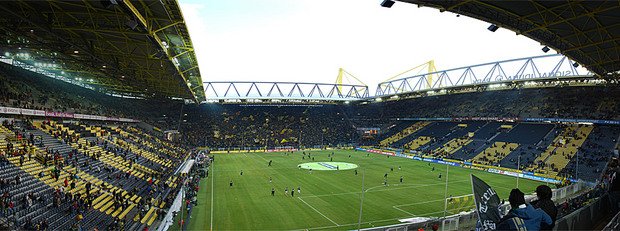 7. "Сигнал Идуна Парк", Дортмунд
Най-впечатляващата откъм шум и визия трибуна в Европа е готова да претопи гостите в жълтата си лава. Жълтата стена - стръмният сектор с най-лудите фенове на Борусия, е само една част от този изумителен стадион. Събира 81 559 зрители, което го прави №3 по капацитет в Европа. За разлика от арените на Реал и Барса, които са №1 и №2, никога няма празно място на него.