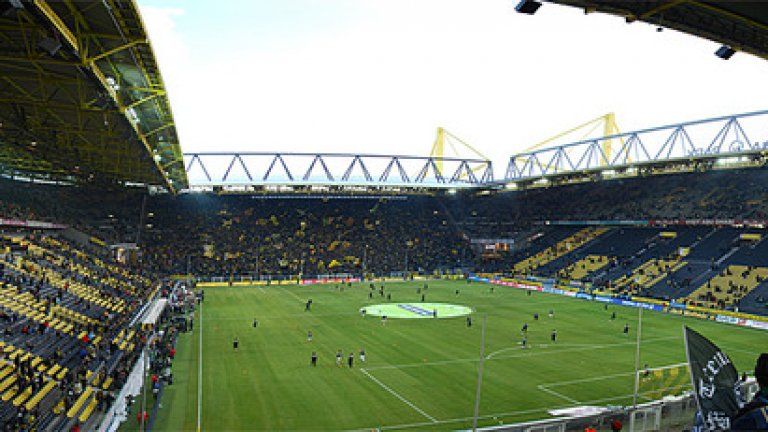 7. "Сигнал Идуна Парк", Дортмунд
Най-впечатляващата откъм шум и визия трибуна в Европа е готова да претопи гостите в жълтата си лава. Жълтата стена - стръмният сектор с най-лудите фенове на Борусия, е само една част от този изумителен стадион. Събира 81 559 зрители, което го прави №3 по капацитет в Европа. За разлика от арените на Реал и Барса, които са №1 и №2, никога няма празно място на него.