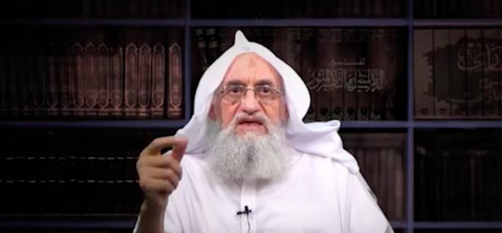 Айман ал-Зауахири

Той поема лидерството на Ал Кайда след смъртта на бин Ладен. Заедно с Абдула Хасан (идеолог и духовен наставник на бин Ладен и Зауахири) тримата изграждат джихадистката мрежа в края на 80-те години на миналия век.

Зауахири е с египетски произход и като млад има активно участие в Мюсюлманското братство, а малко по-късно е сред основателите и на терористичната организация Египетски ислямски джихад, която в момента е част от глобалната мрежа на Ал Кайда. Американското правителство е обявило награда от 25 милиона долара за неговото залавяне.