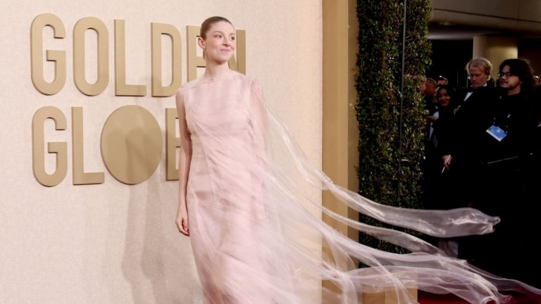 Хънтър Шафър пристигна на събитието с ефирна бледорозова рокля на Prada.