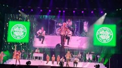 Род Стюарт блестя с енергия, чар и вечни хитове